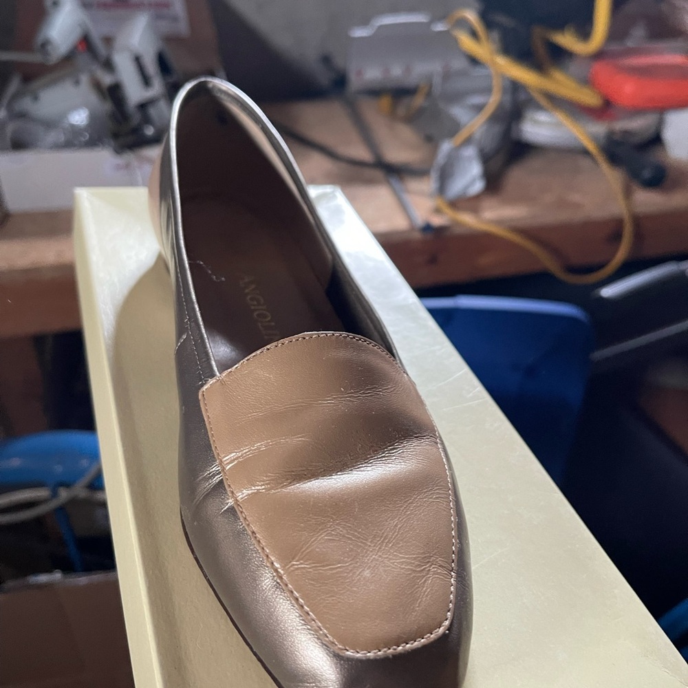 Enzo Angiolini Tan and Gold Loafers